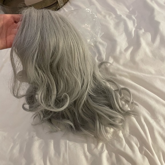 ‼️SALE‼️ NWT Silver wig ✨ - Picture 10 of 14